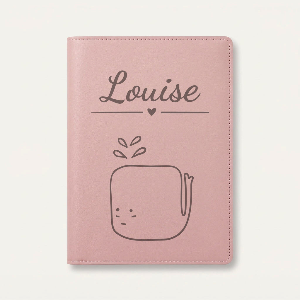 Protège carnet de santé bébé personnalisé – Baleine — Rose dragée — gravure « Louise »