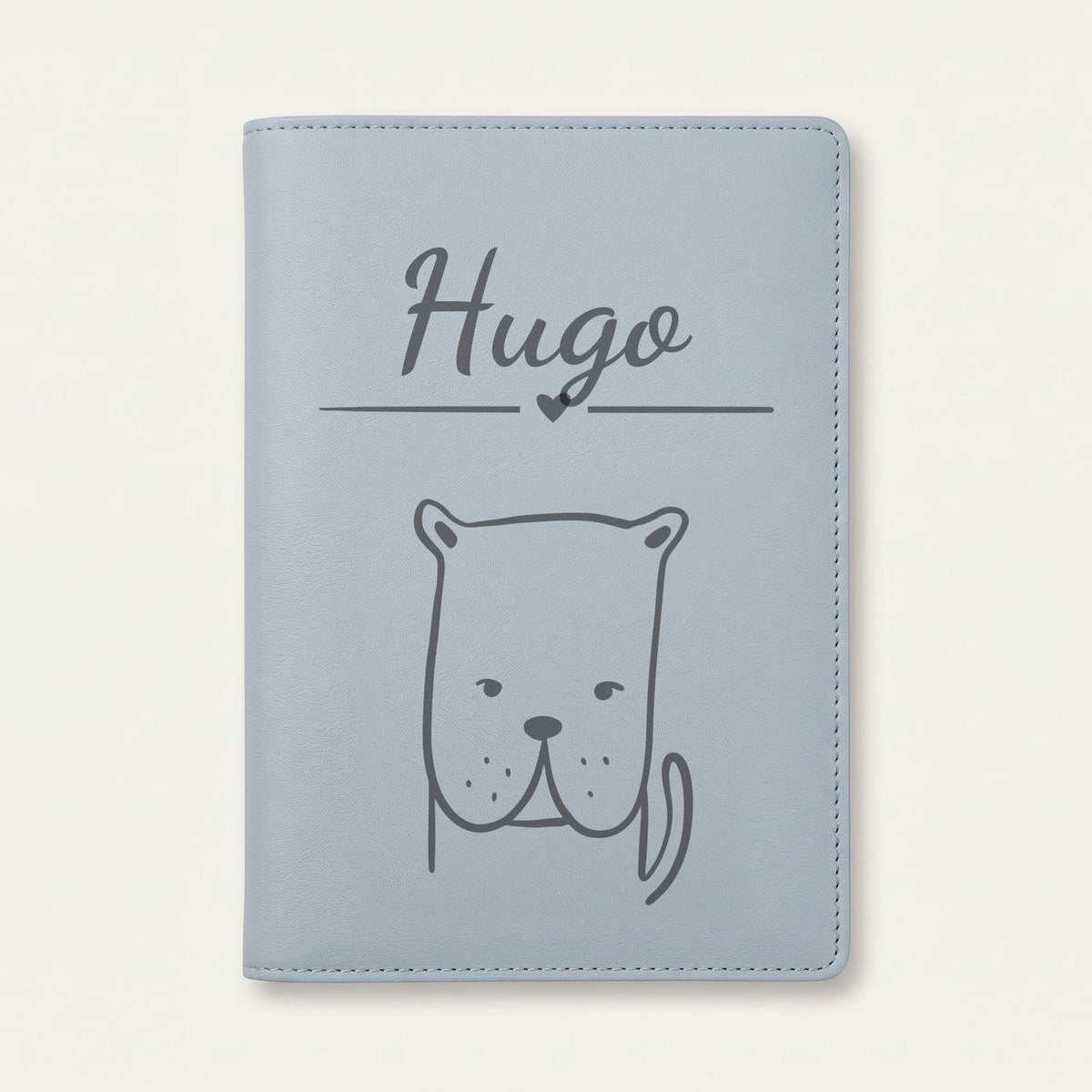 Protège carnet de santé bébé personnalisé – Bouledogue — Bleu nuage — gravure « Hugo »