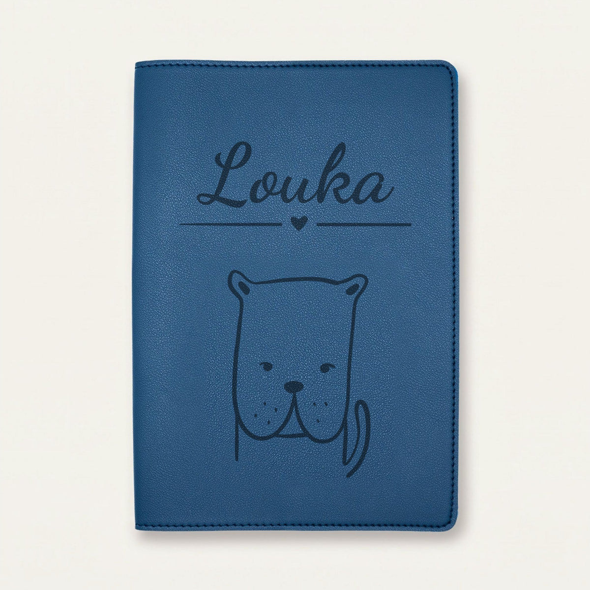 Protège carnet de santé bébé personnalisé – Bouledogue — Bleu nuit — gravure « Louka »