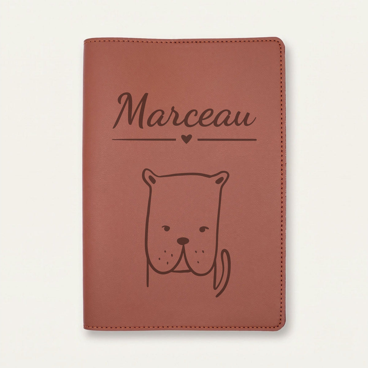 Protège carnet de santé bébé personnalisé – Bouledogue — Chocolat — gravure « Marceau »