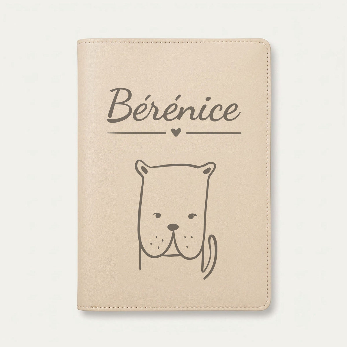 Protège carnet de santé bébé personnalisé – Bouledogue — Crème vanille — gravure « Bérénice »