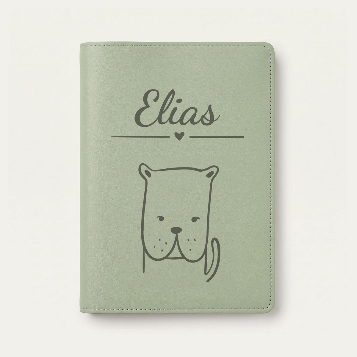 Protège carnet de santé bébé personnalisé – Bouledogue — Vert sauge — gravure « Elias »