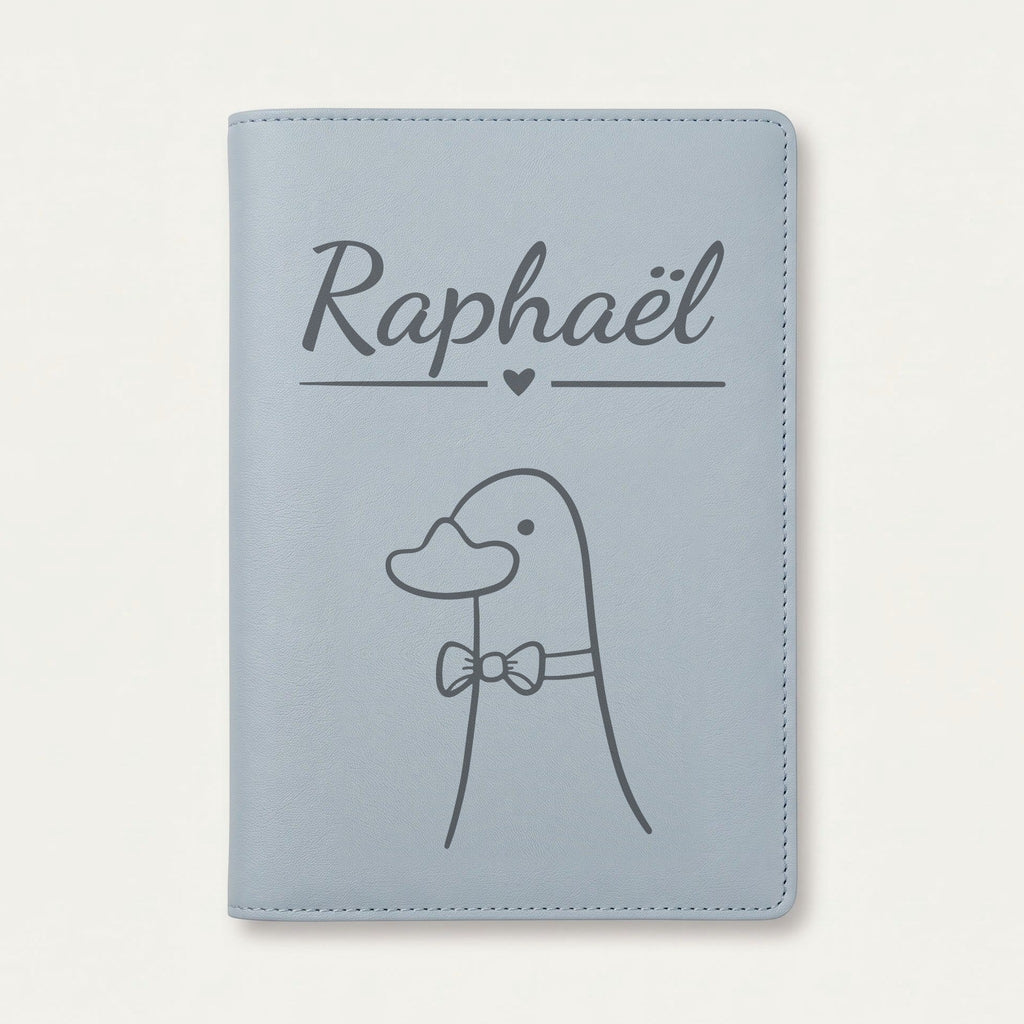 Protège carnet de santé bébé personnalisé – Canard à nœud papillon — Bleu nuage — gravure « Raphaël »