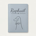 Protège carnet de santé bébé personnalisé – Canard à nœud papillon — Bleu nuage — gravure « Raphaël »