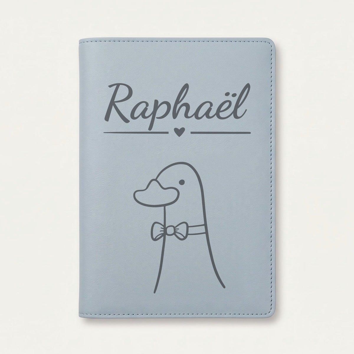 Protège carnet de santé bébé personnalisé – Canard à nœud papillon — Bleu nuage — gravure « Raphaël »