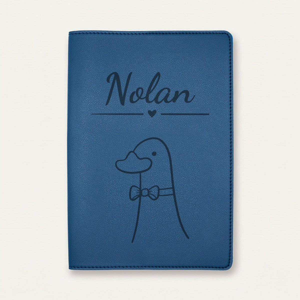 Protège carnet de santé bébé personnalisé – Canard à nœud papillon — Bleu nuit — gravure « Nolan »