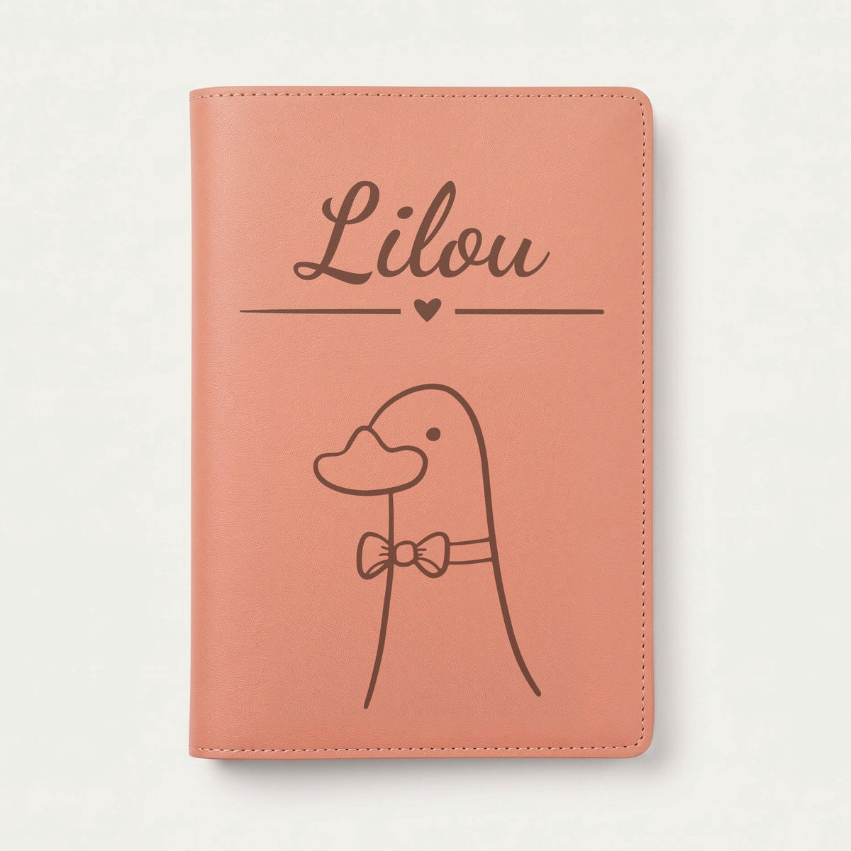Protège carnet de santé bébé personnalisé – Canard à nœud papillon — Terracotta — gravure « Lilou »