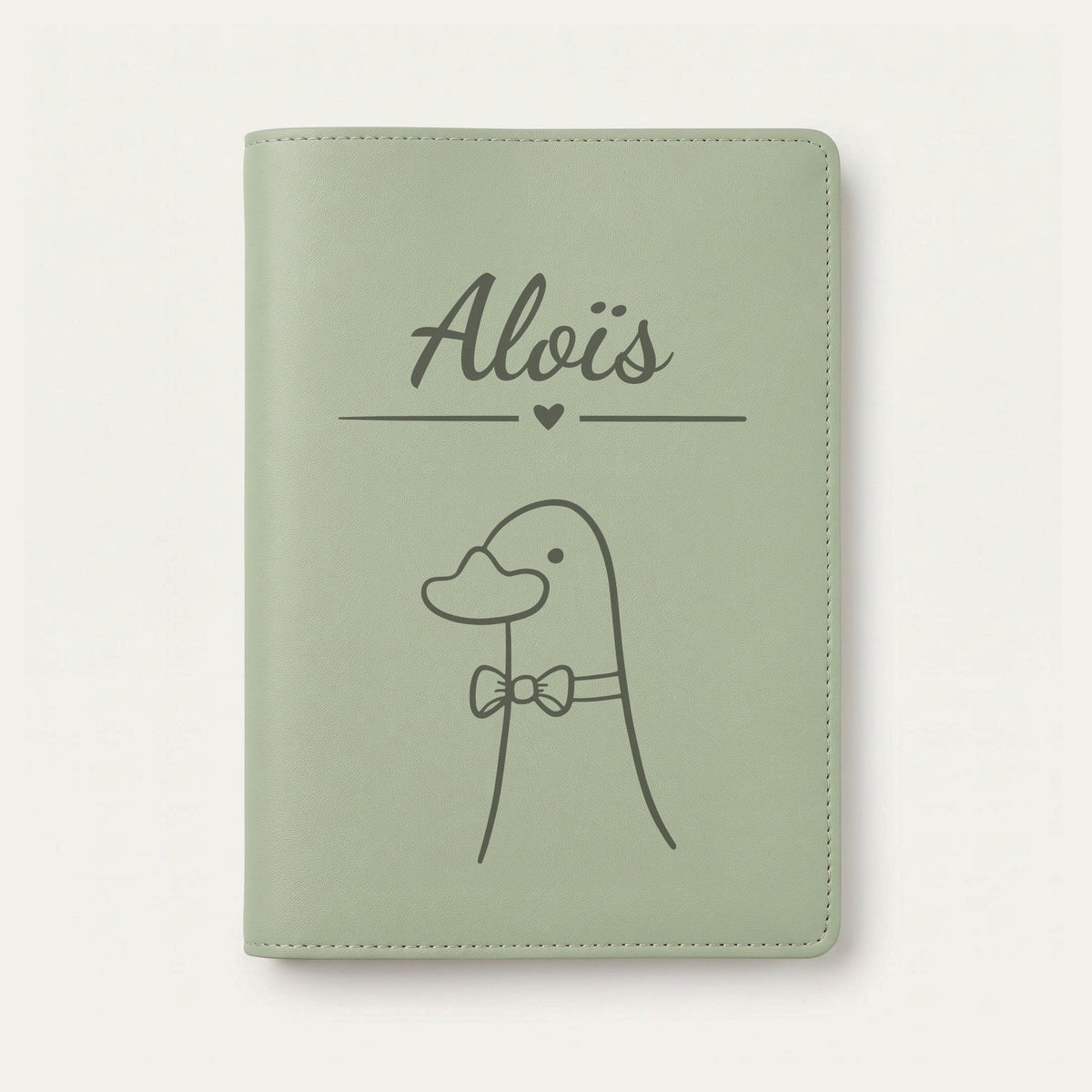 Protège carnet de santé bébé personnalisé – Canard à nœud papillon — Vert sauge — gravure « Aloïs »