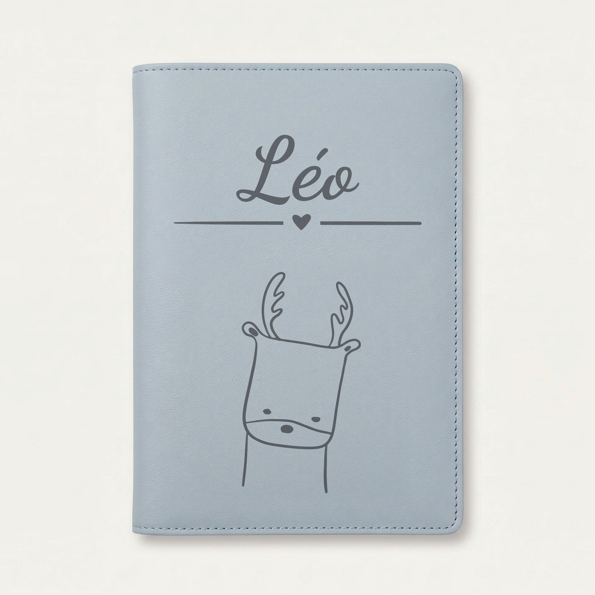 Protège carnet de santé bébé personnalisé – Cerf — Bleu nuage — gravure « Léo »