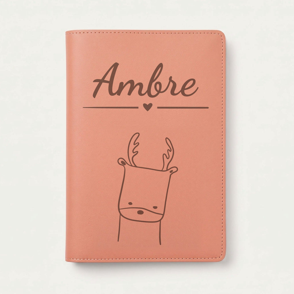 Protège carnet de santé bébé personnalisé – Cerf — Terracotta — gravure « Ambre »