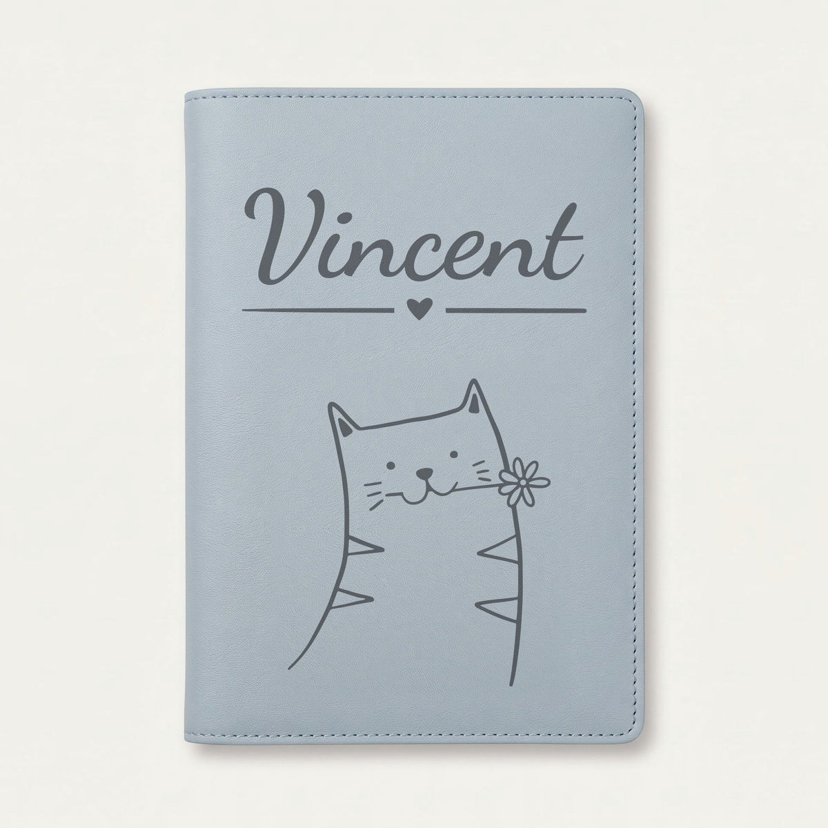 Protège carnet de santé bébé personnalisé – Chat à la fleur — Bleu nuage — gravure « Vincent »