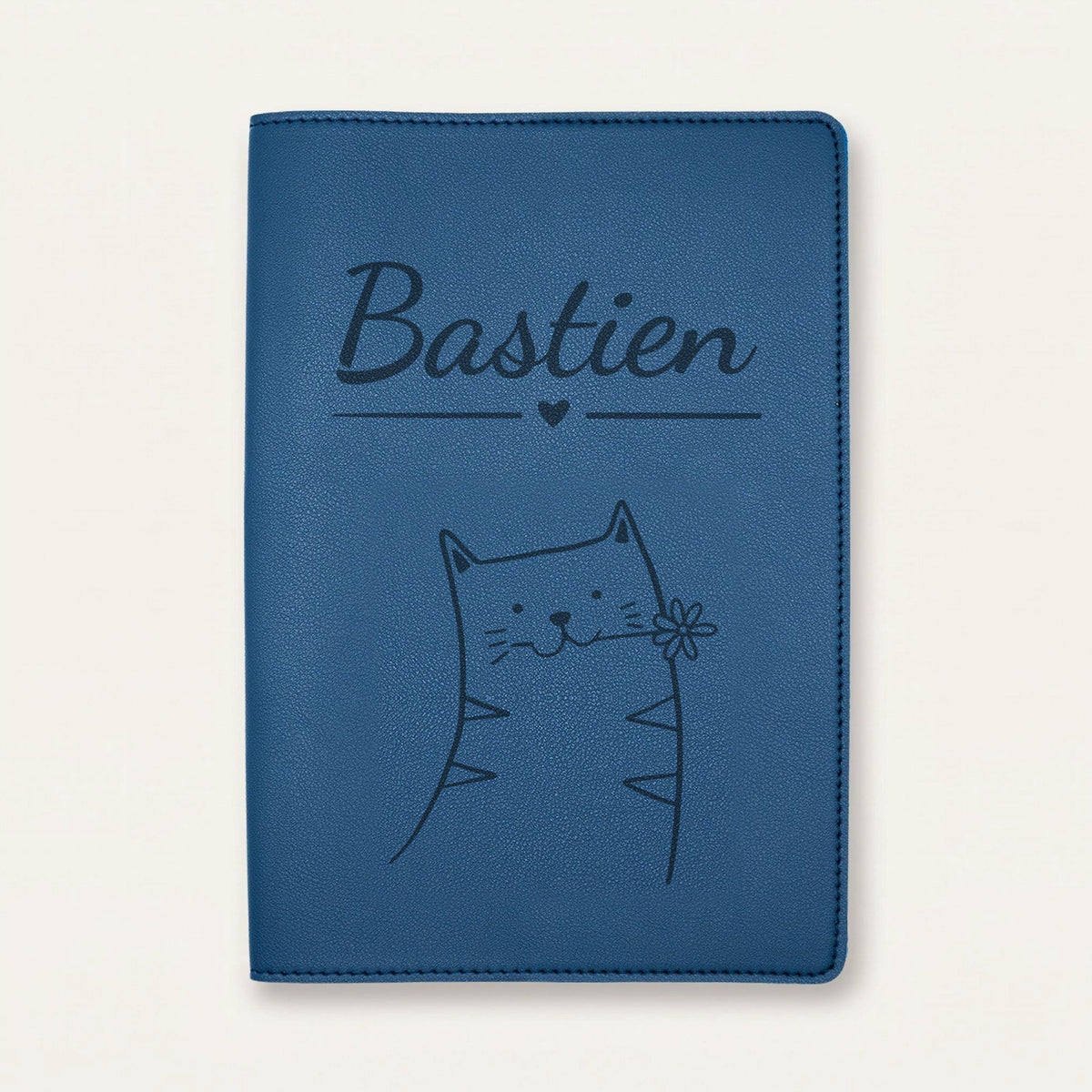 Protège carnet de santé bébé personnalisé – Chat à la fleur — Bleu nuit — gravure « Bastien »