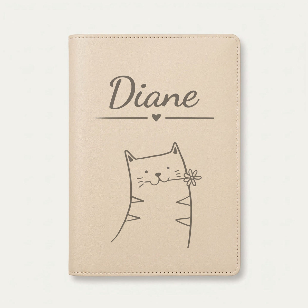 Protège carnet de santé bébé personnalisé – Chat à la fleur — Crème vanille — gravure « Diane »