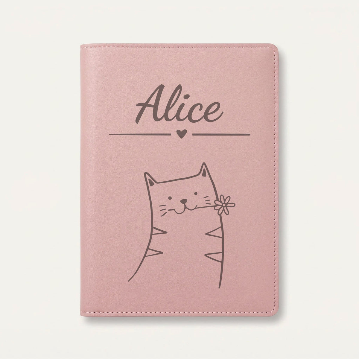 Protège carnet de santé bébé personnalisé – Chat à la fleur — Rose dragée — gravure « Alice »