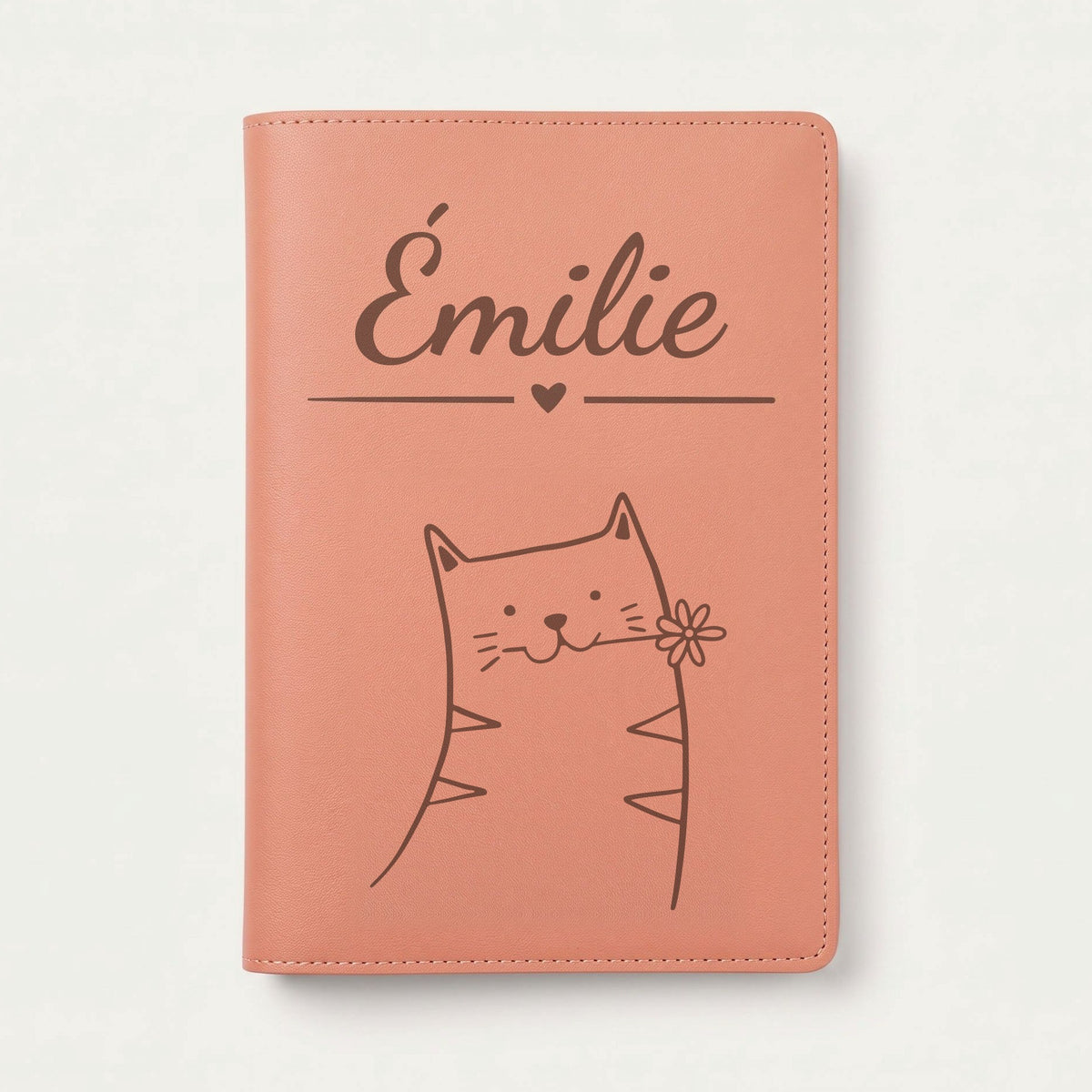 Protège carnet de santé bébé personnalisé – Chat à la fleur — Terracotta — gravure « Émilie »
