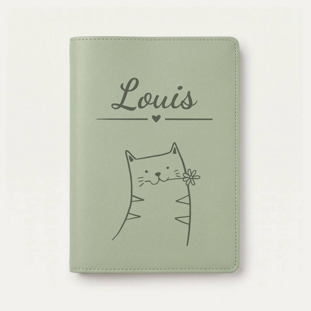Protège carnet de santé bébé personnalisé – Chat à la fleur — Vert sauge — gravure « Louis »