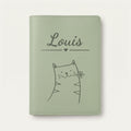 Protège carnet de santé bébé personnalisé – Chat à la fleur — Vert sauge — gravure « Louis »