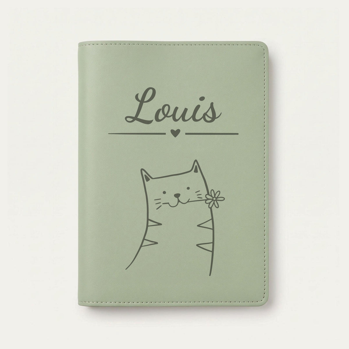 Protège carnet de santé bébé personnalisé – Chat à la fleur — Vert sauge — gravure « Louis »