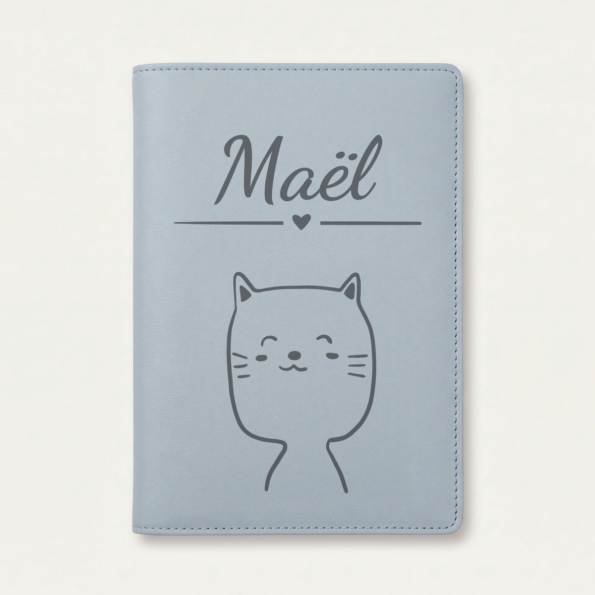 Protège carnet de santé bébé personnalisé – Chat souriant — Bleu nuage — gravure « Maël »