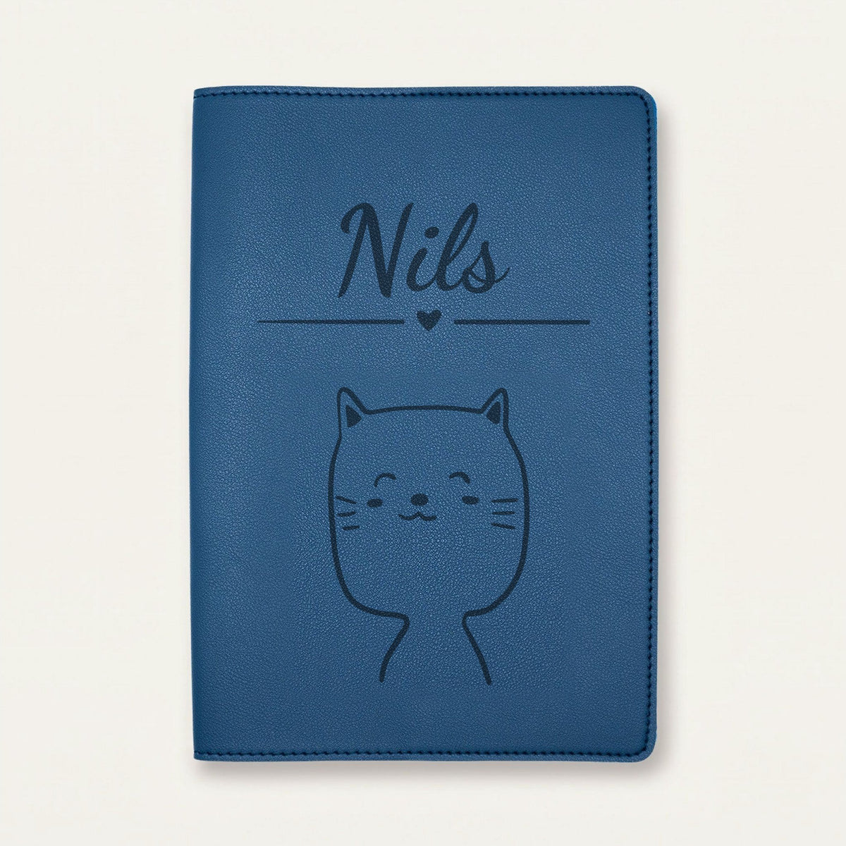 Protège carnet de santé bébé personnalisé – Chat souriant — Bleu nuit — gravure « Nils »