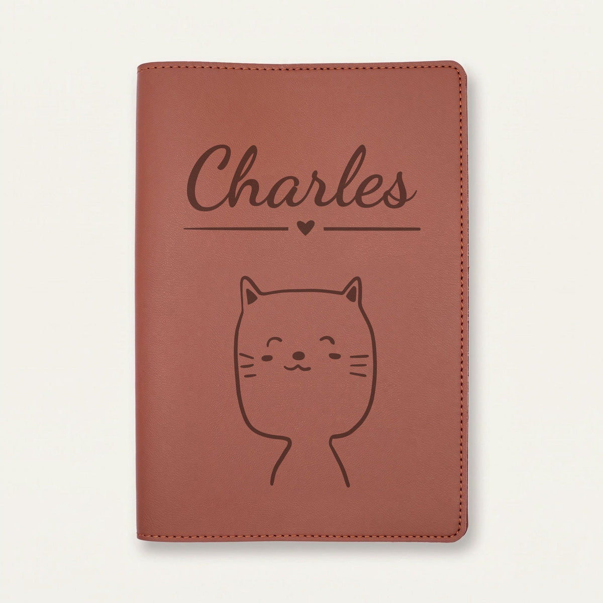 Protège carnet de santé bébé personnalisé – Chat souriant — Chocolat — gravure « Charles »
