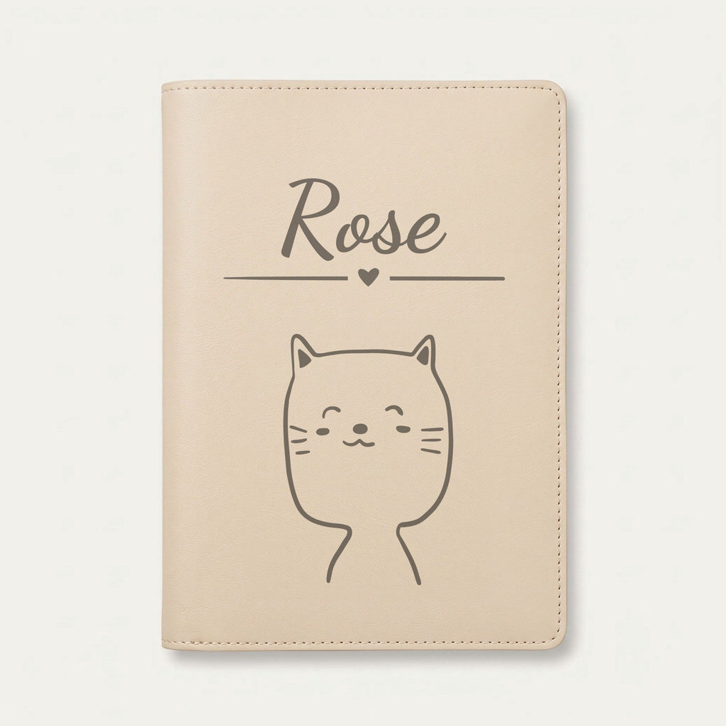 Protège carnet de santé bébé personnalisé – Chat souriant — Crème vanille — gravure « Rose »