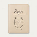 Protège carnet de santé bébé personnalisé – Chat souriant — Crème vanille — gravure « Rose »