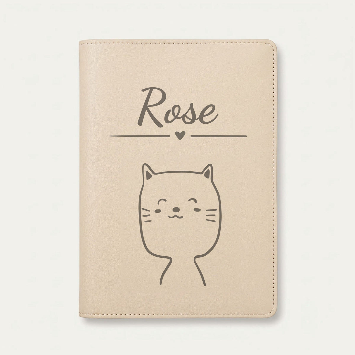 Protège carnet de santé bébé personnalisé – Chat souriant — Crème vanille — gravure « Rose »