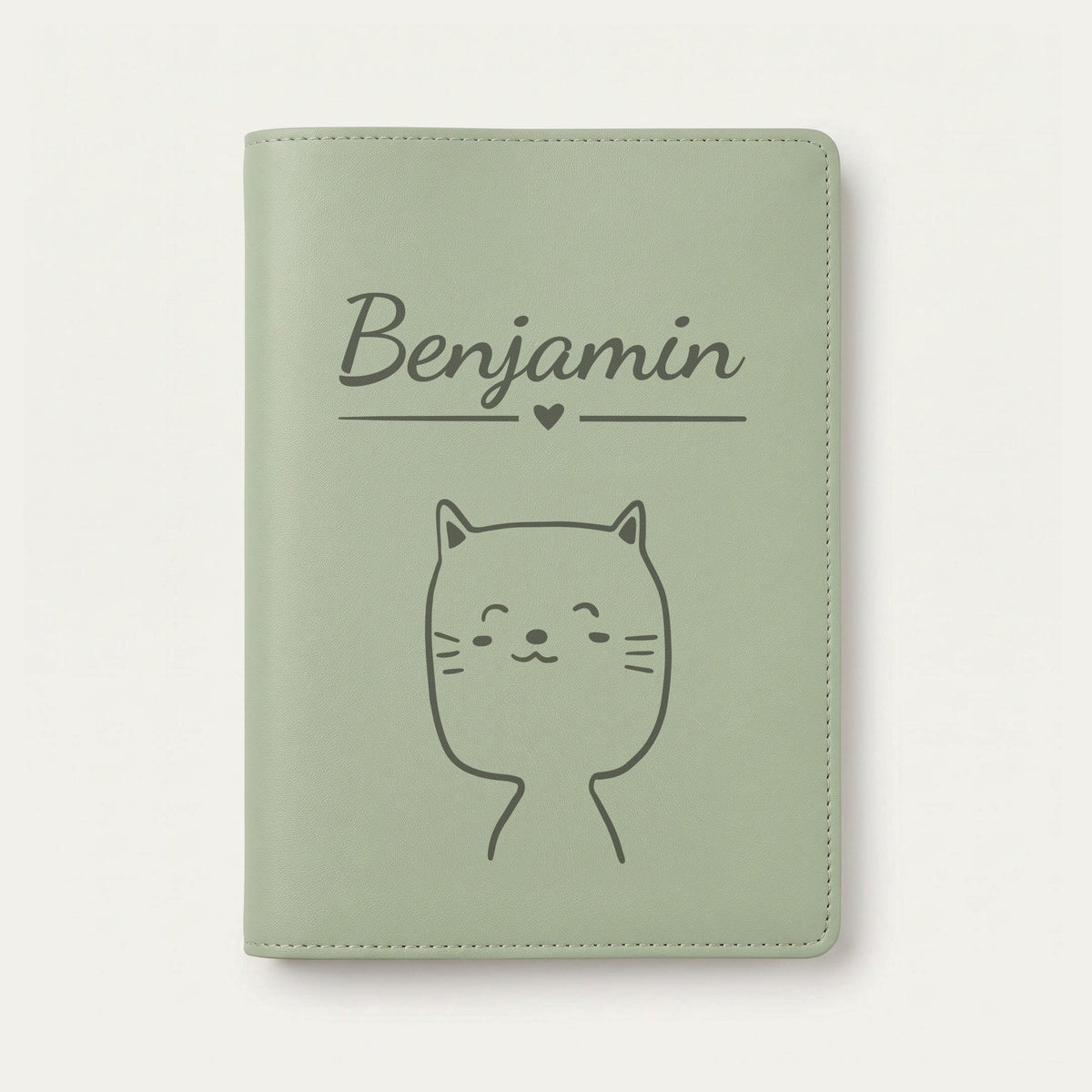 Protège carnet de santé bébé personnalisé – Chat souriant — Vert sauge — gravure « Benjamin »