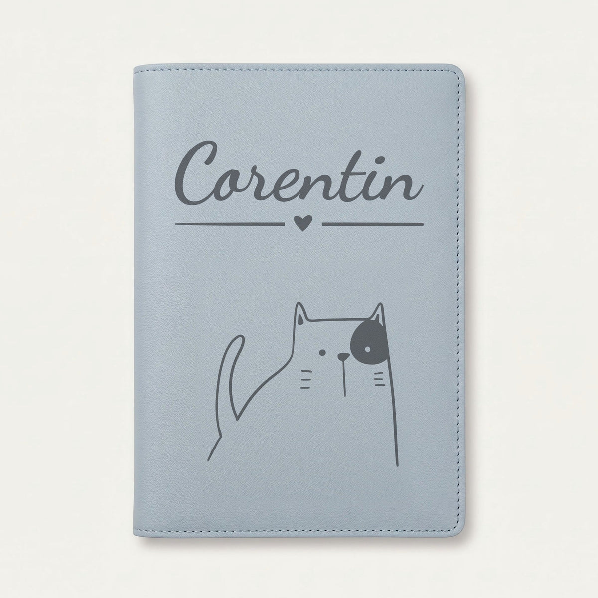 Protège carnet de santé bébé personnalisé – Chat à la tache — Bleu nuage — gravure « Corentin »