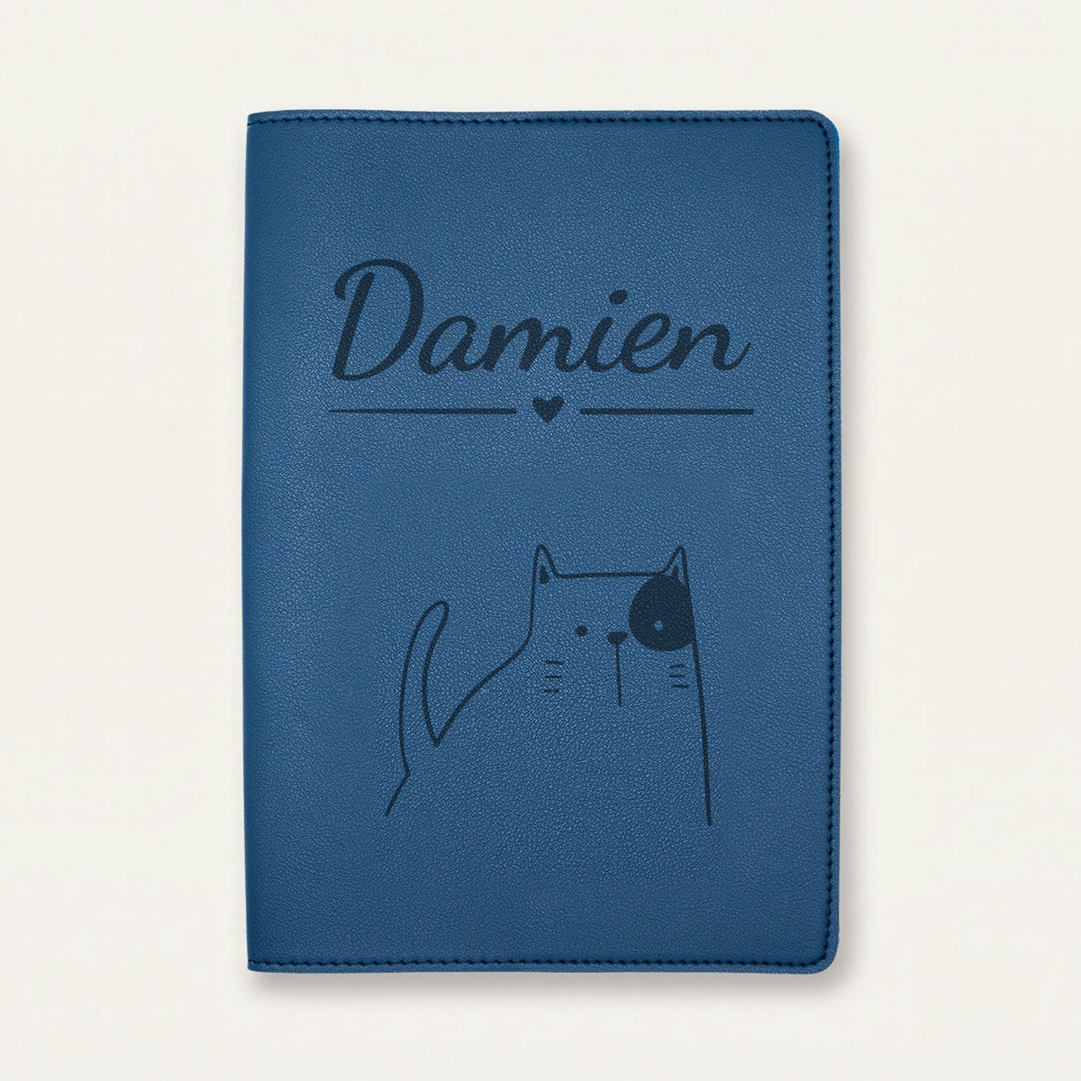 Protège carnet de santé bébé personnalisé – Chat à la tache — Bleu nuit — gravure « Damien »