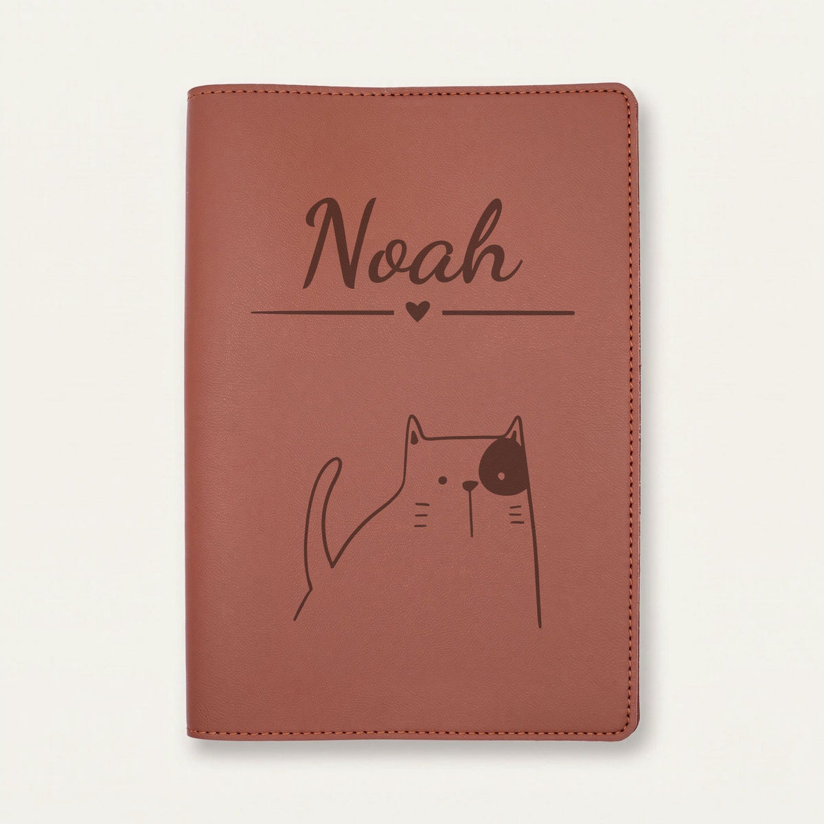 Protège carnet de santé bébé personnalisé – Chat à la tache — Chocolat — gravure « Noah »