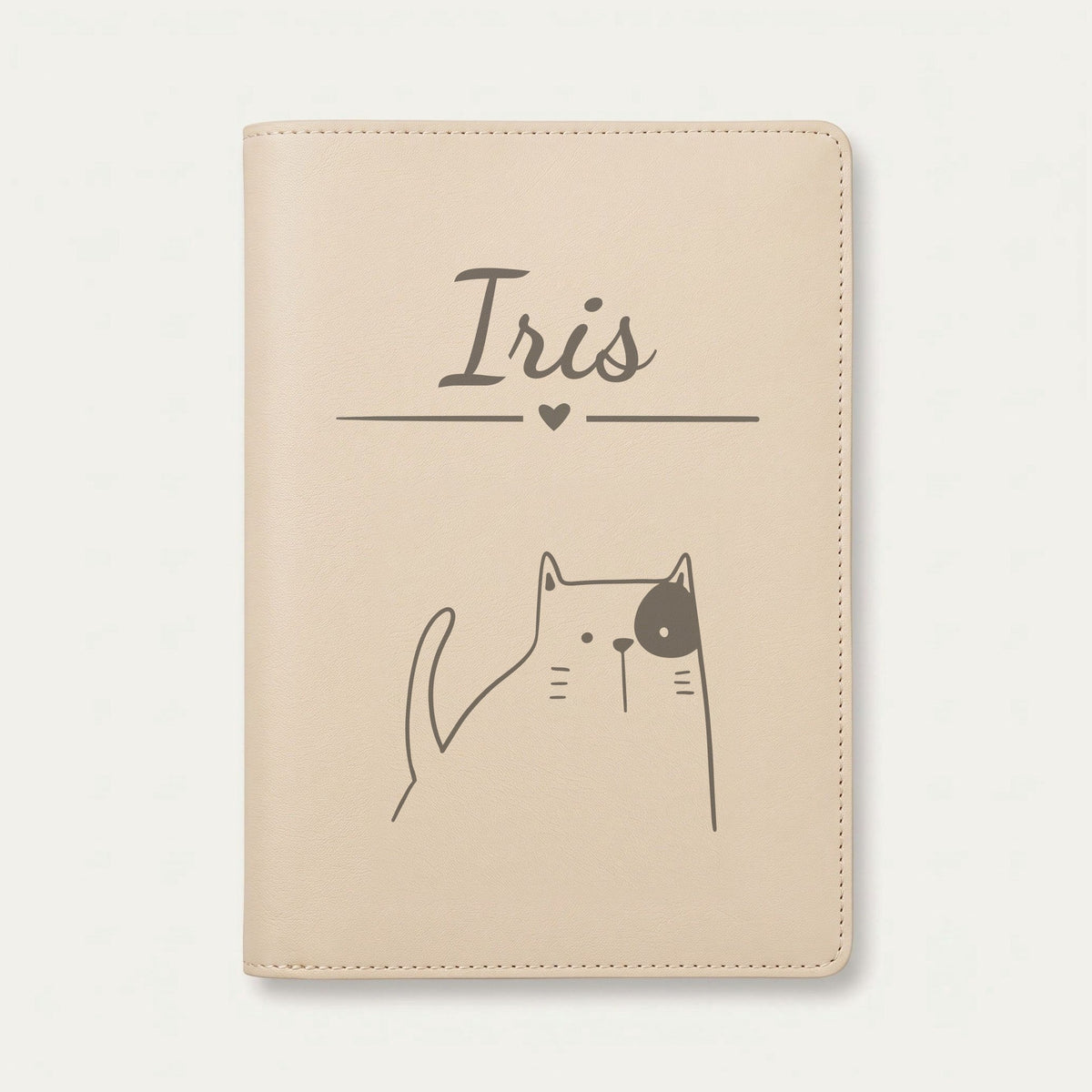 Protège carnet de santé bébé personnalisé – Chat à la tache — Crème vanille — gravure « Iris »