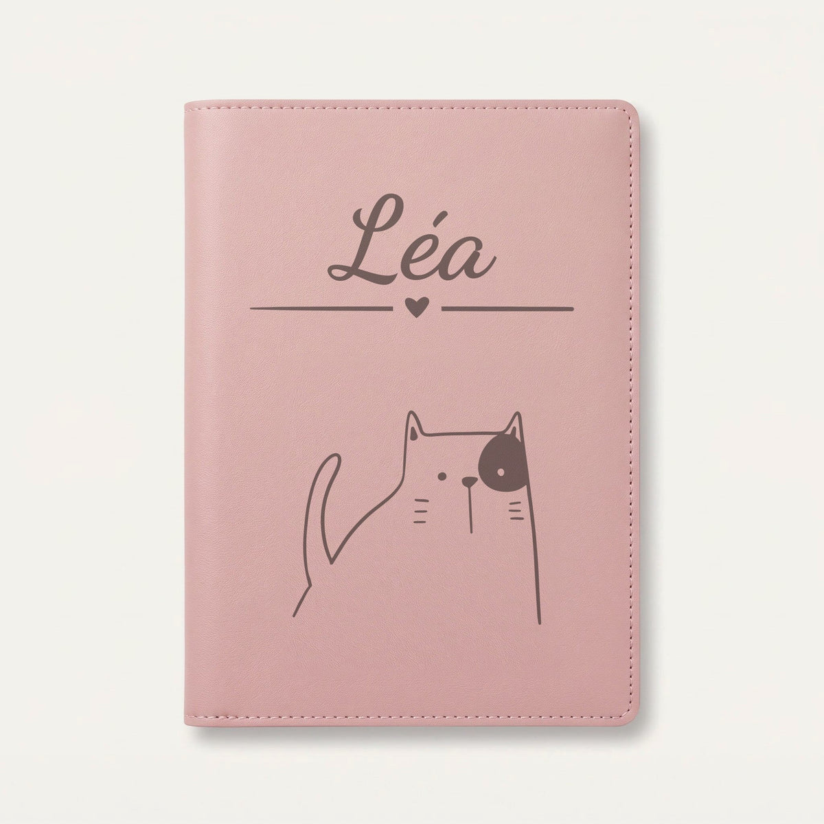 Protège carnet de santé bébé personnalisé – Chat à la tache — Rose dragée — gravure « Léa »