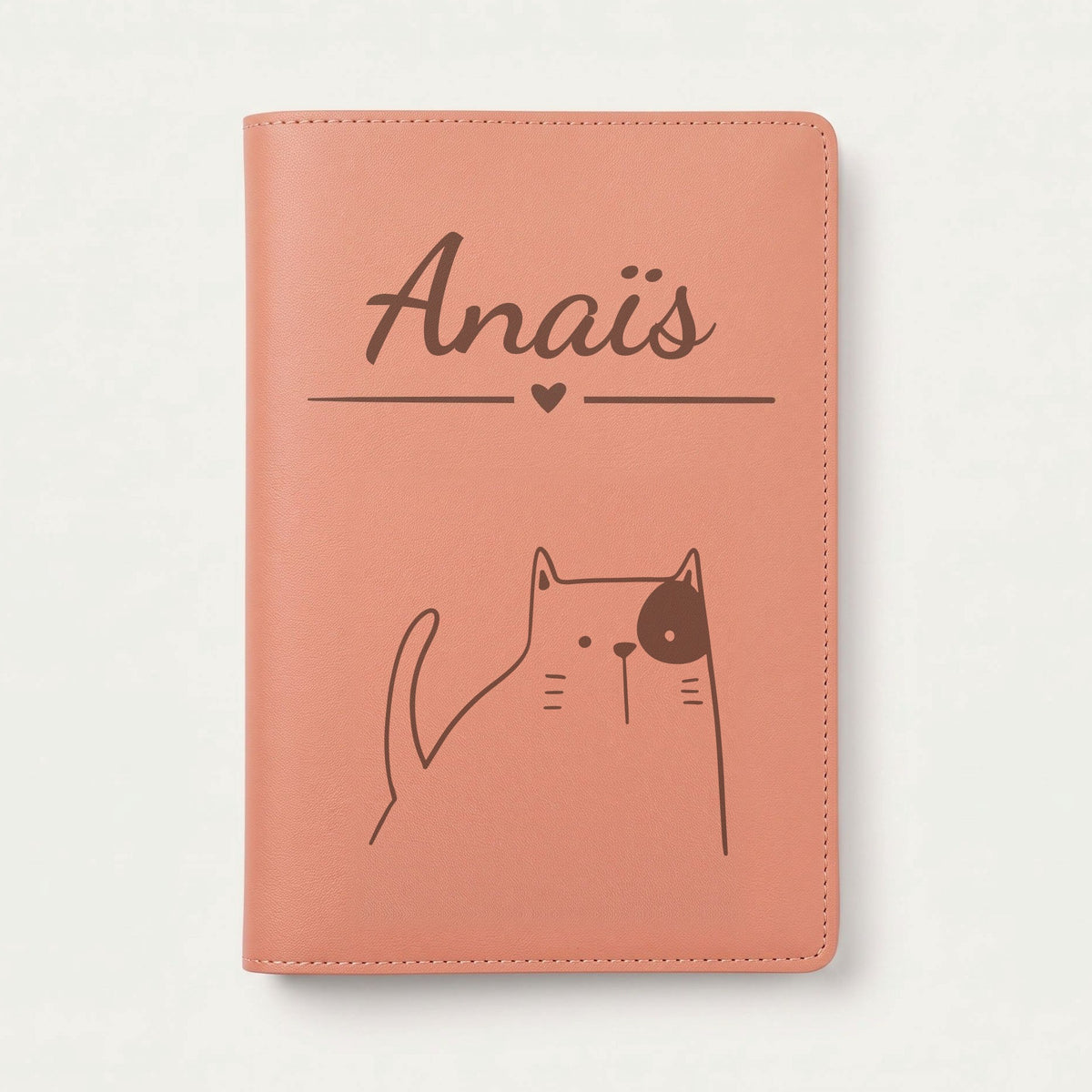 Protège carnet de santé bébé personnalisé – Chat à la tache — Terracotta — gravure « Anaïs »