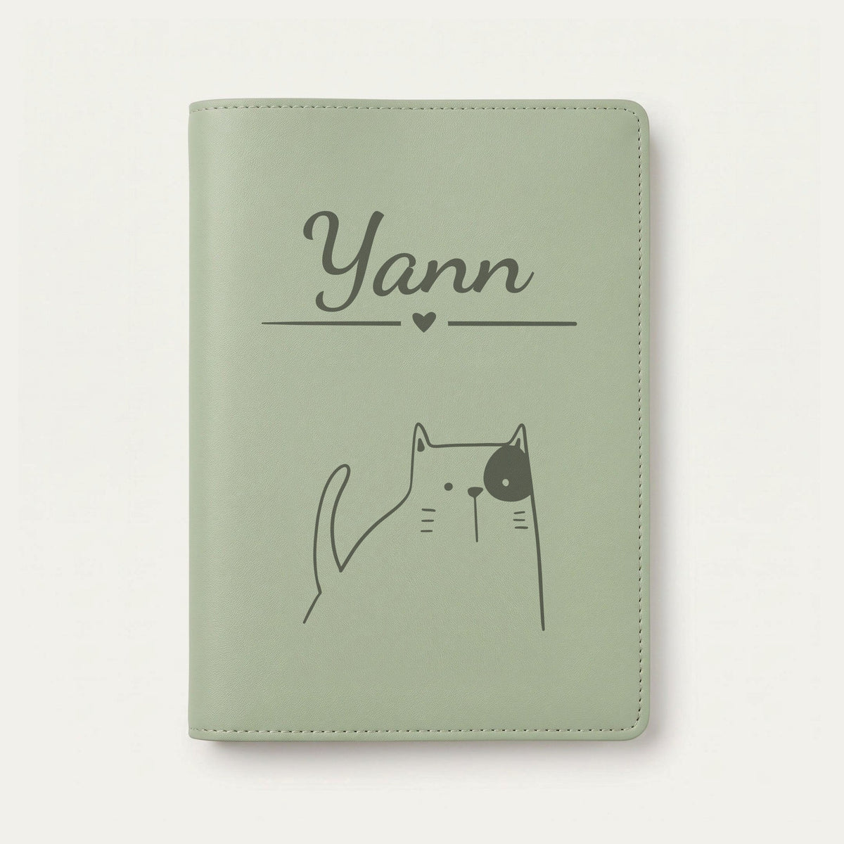Protège carnet de santé bébé personnalisé – Chat à la tache — Vert sauge — gravure « Yann »