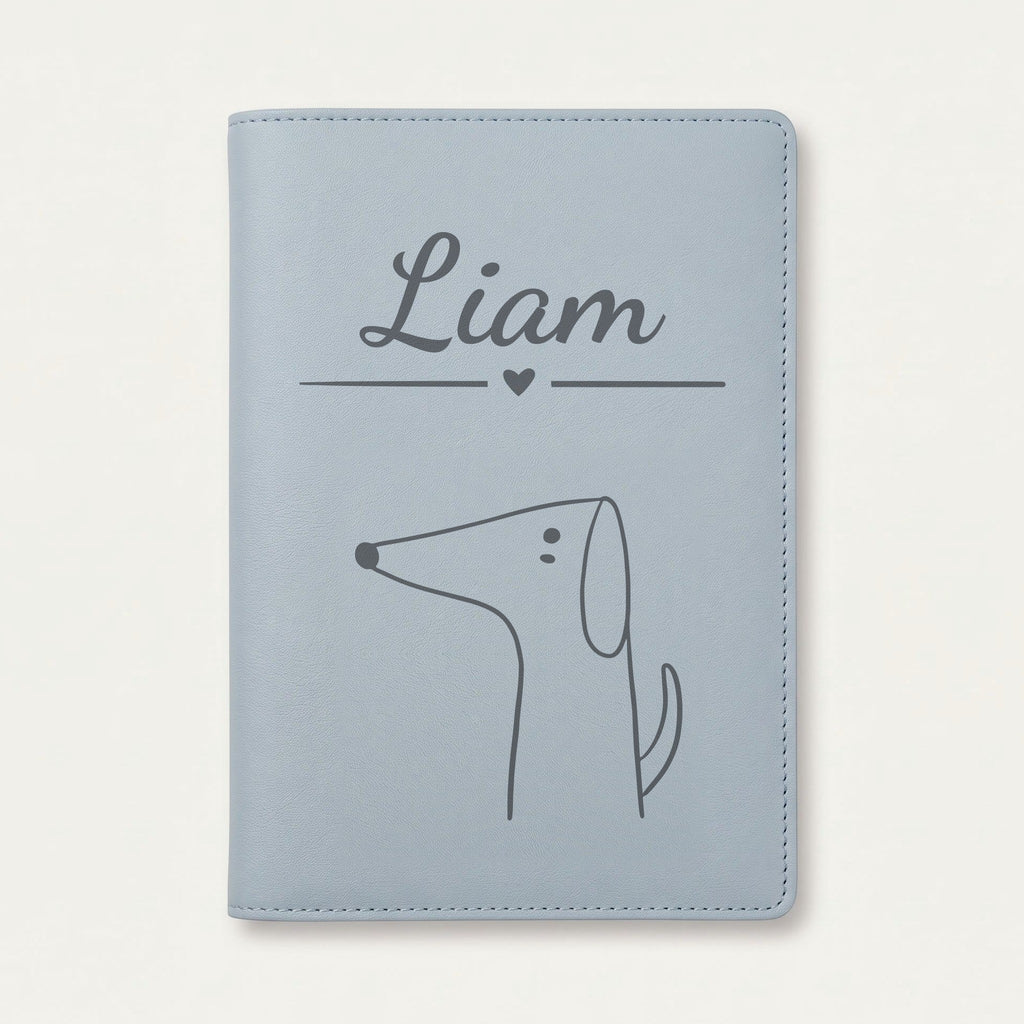 Protège carnet de santé bébé personnalisé – Chien de profil — Bleu nuage — gravure « Liam »