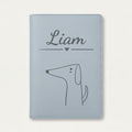 Protège carnet de santé bébé personnalisé – Chien de profil — Bleu nuage — gravure « Liam »