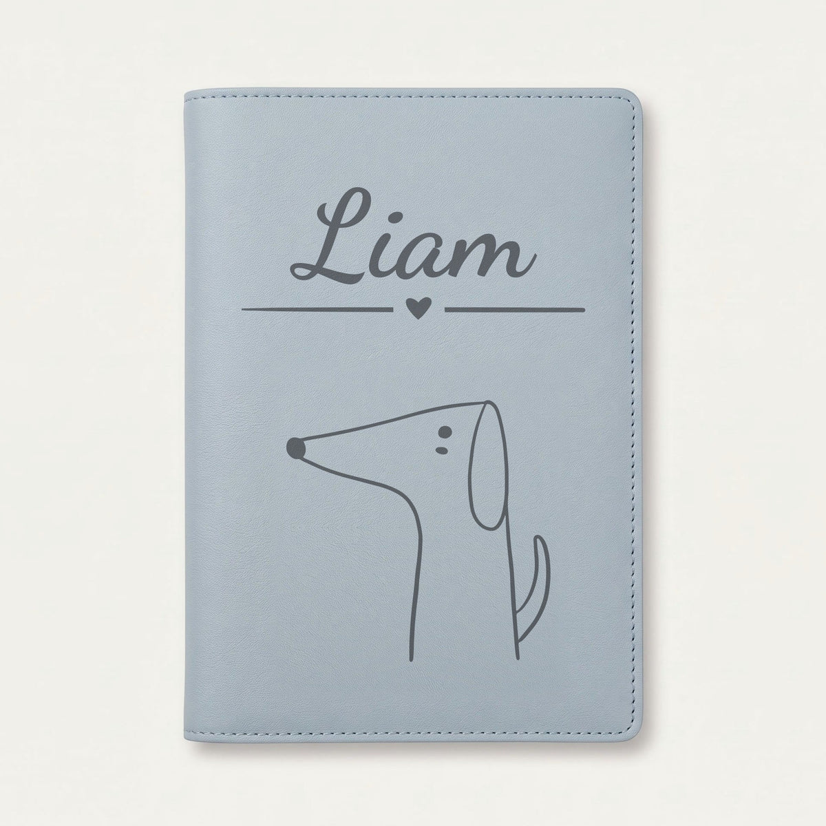Protège carnet de santé bébé personnalisé – Chien de profil — Bleu nuage — gravure « Liam »