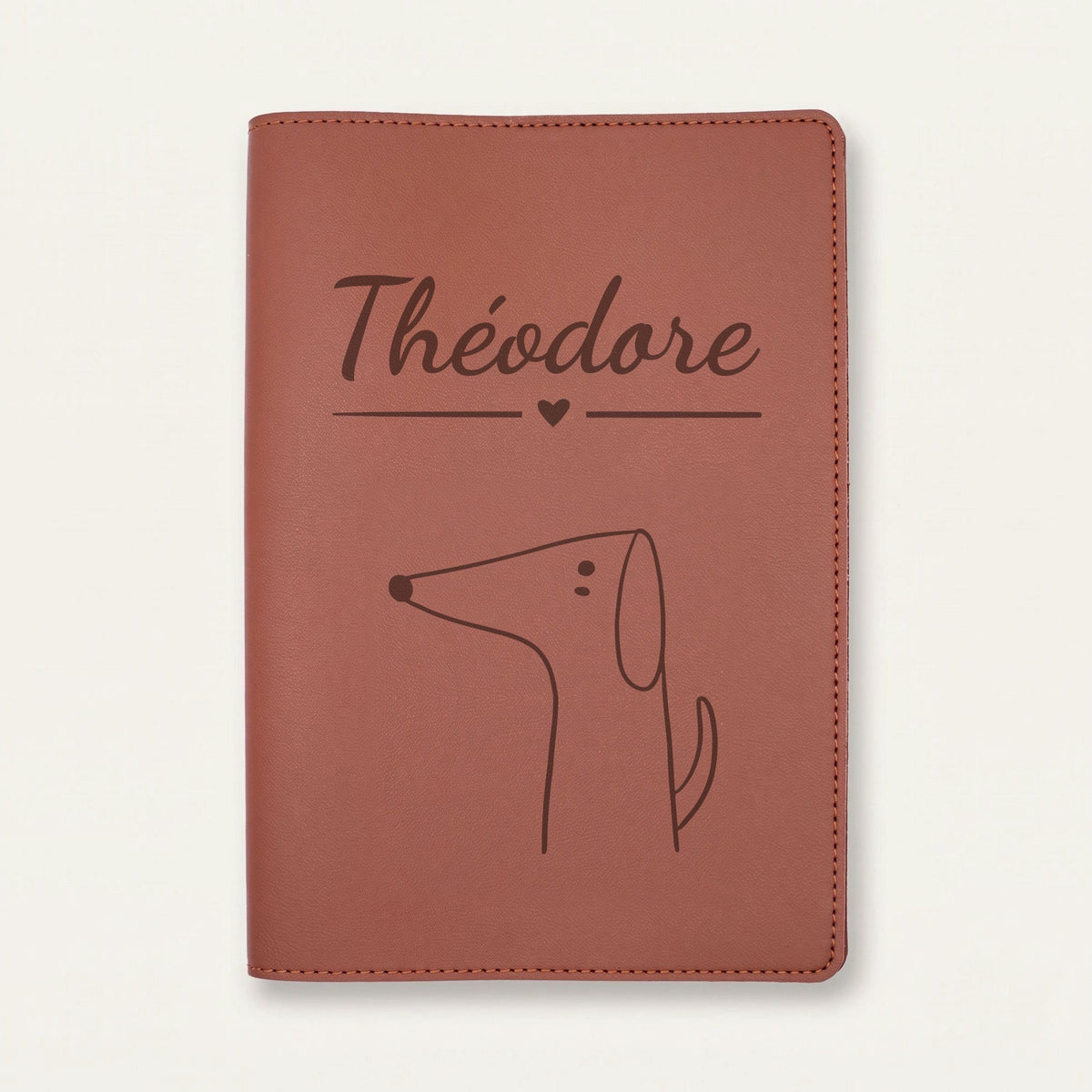 Protège carnet de santé bébé personnalisé – Chien de profil — Chocolat — gravure « Théodore »