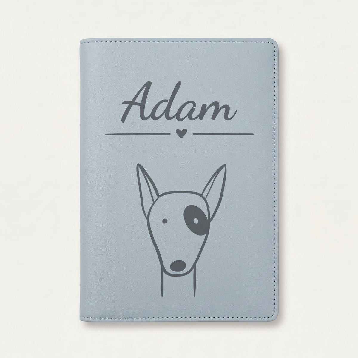 Protège carnet de santé bébé personnalisé – Chien à la tache — Bleu nuage — gravure « Adam »
