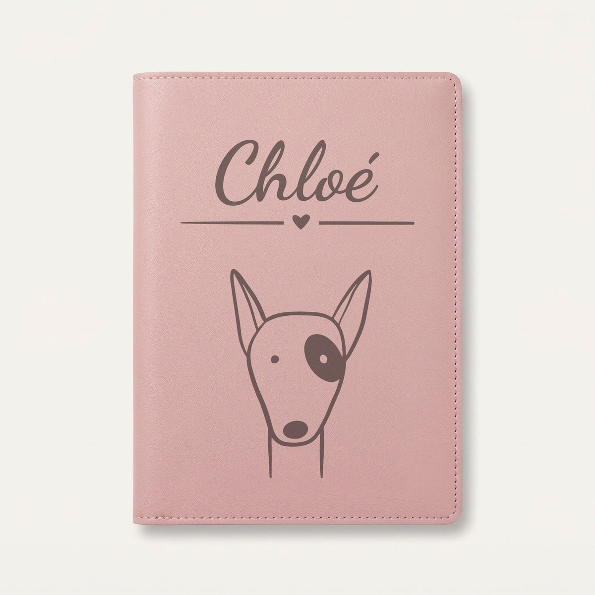 Protège carnet de santé bébé personnalisé – Chien à la tache — Rose dragée — gravure « Chloé »