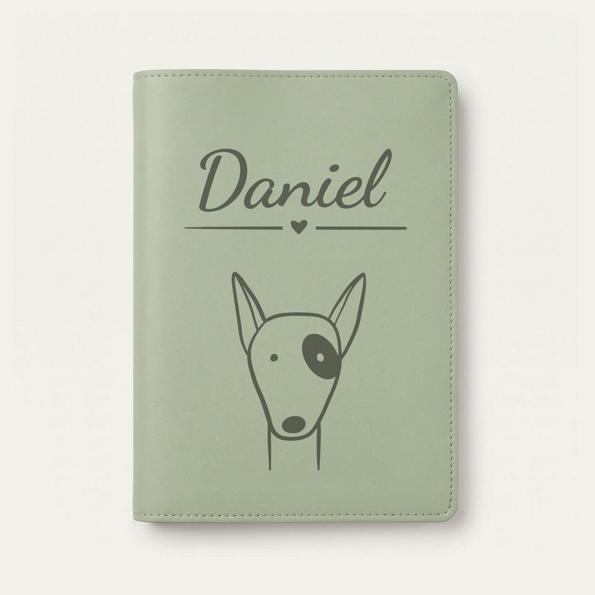Protège carnet de santé bébé personnalisé – Chien à la tache — Vert sauge — gravure « Daniel »