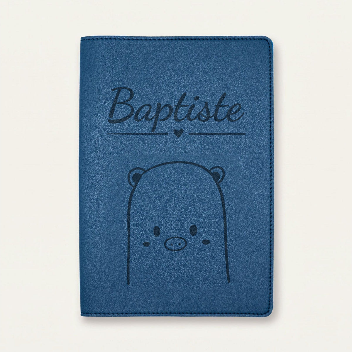 Protège carnet de santé bébé personnalisé – Cochon — Bleu nuit — gravure « Baptiste »