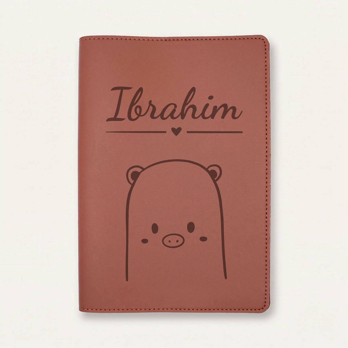 Protège carnet de santé bébé personnalisé – Cochon — Chocolat — gravure « Ibrahim »