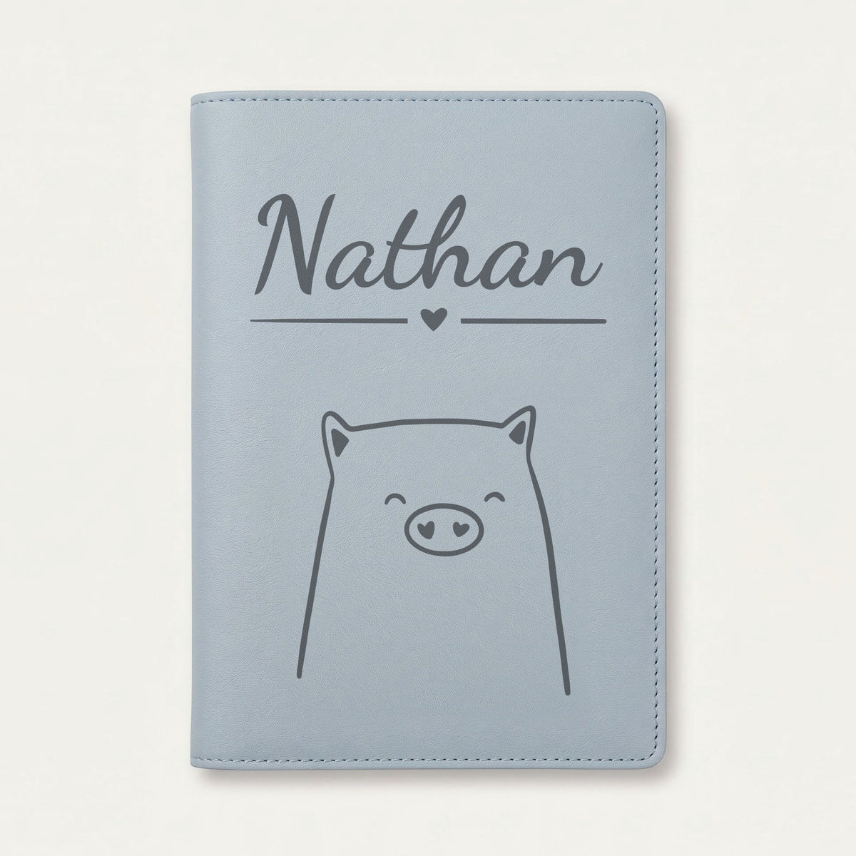 Protège carnet de santé bébé personnalisé – Cochon au nez en cœur — Bleu nuage — gravure « Nathan »