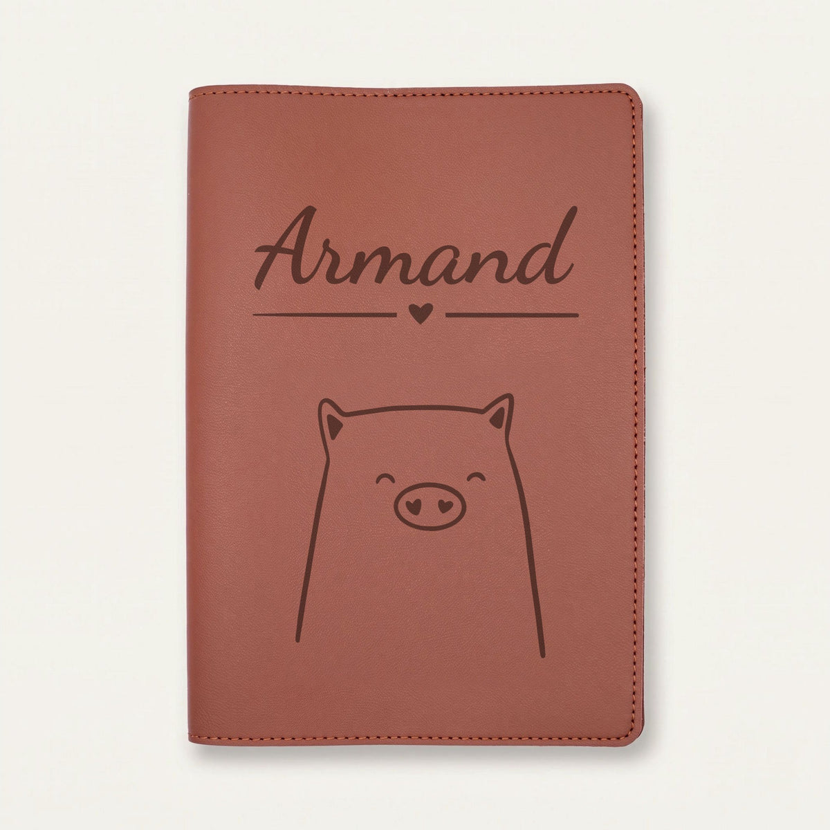 Protège carnet de santé bébé personnalisé – Cochon au nez en cœur — Chocolat — gravure « Armand »
