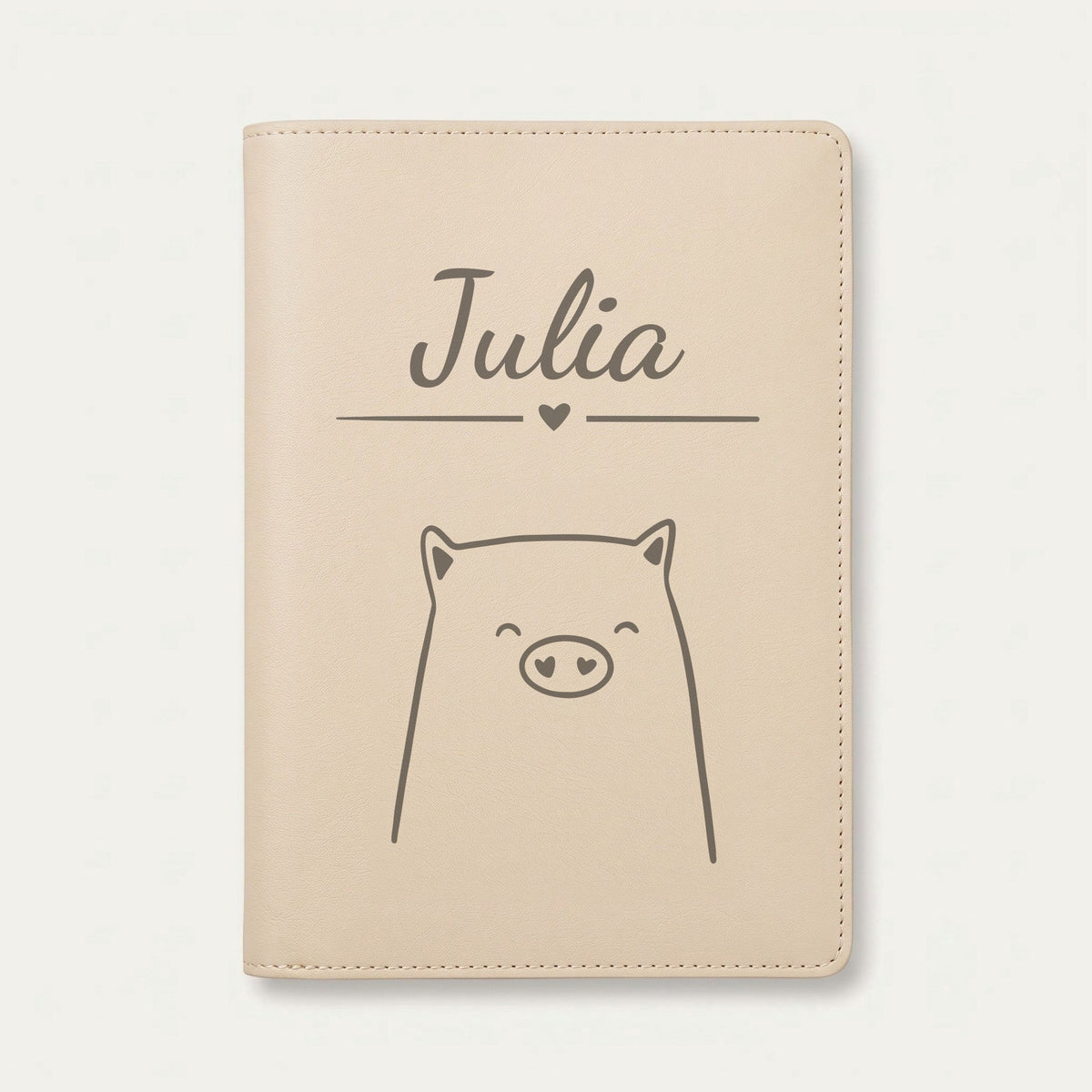 Protège carnet de santé bébé personnalisé – Cochon au nez en cœur — Crème vanille — gravure « Julia »