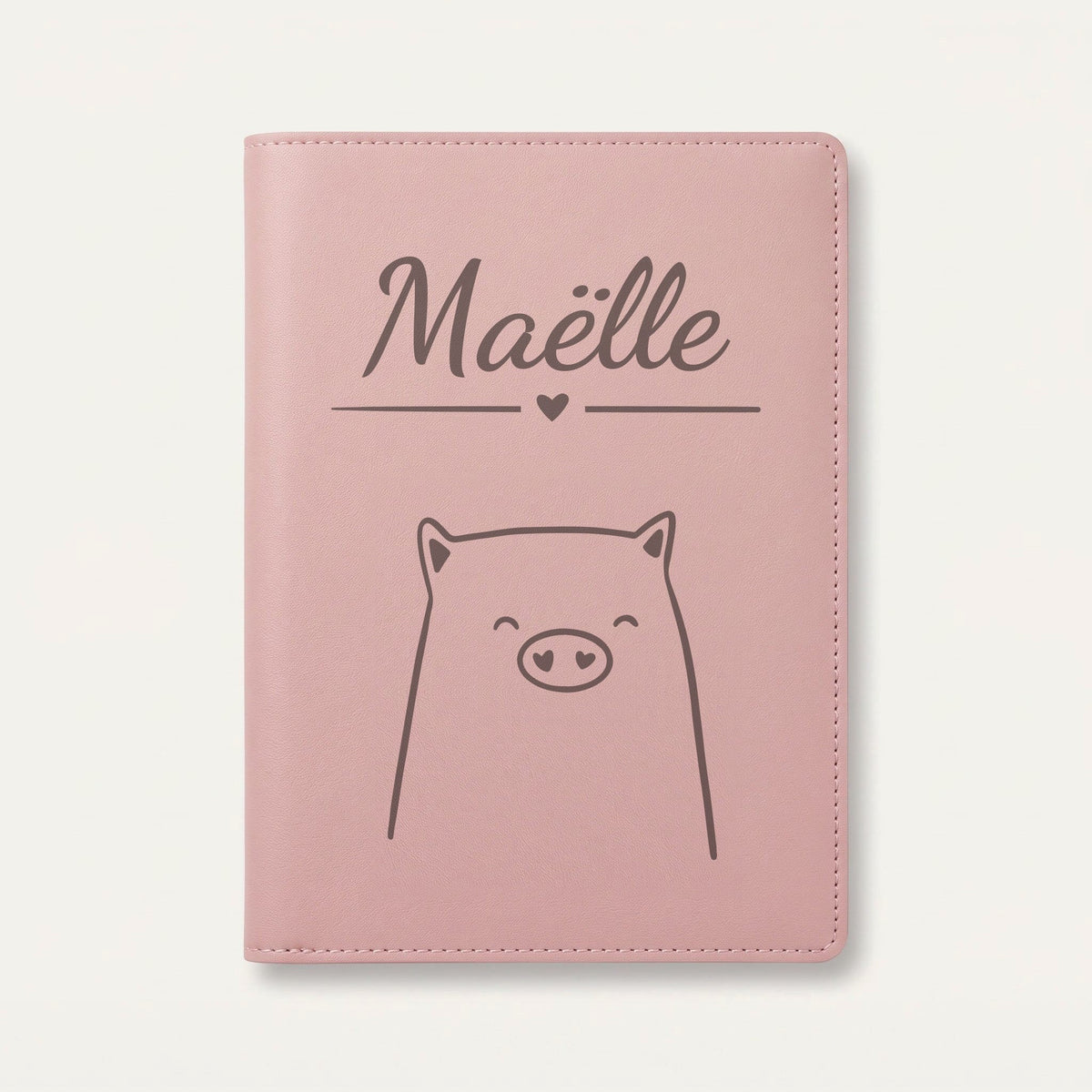 Protège carnet de santé bébé personnalisé – Cochon au nez en cœur — Rose dragée — gravure « Maëlle »