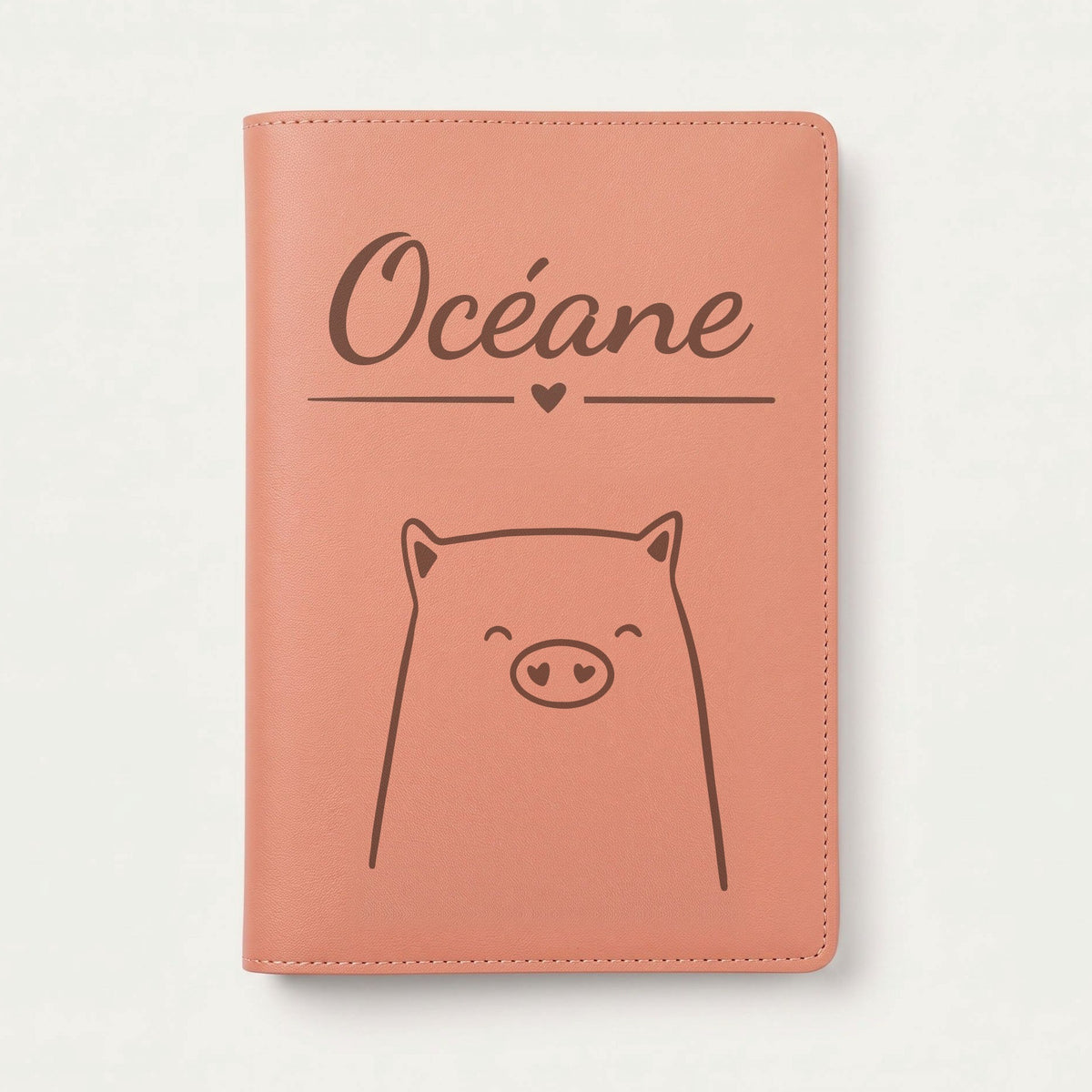 Protège carnet de santé bébé personnalisé – Cochon au nez en cœur — Terracotta — gravure « Océane »